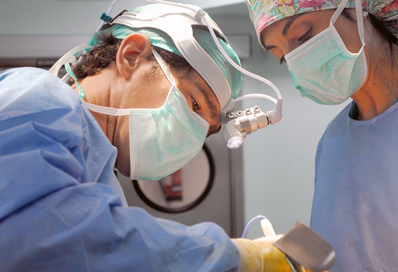 dr-guilarte-el-mejor-cirujano-plastico-operando-mujer-fotos-reales-cirugia-estetica